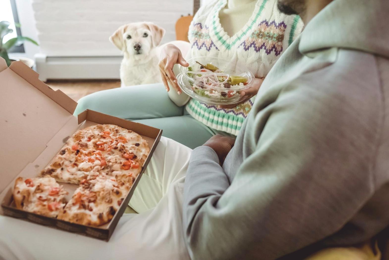 Studente internazionale che lavora su un piano di studio personalizzato in un ambiente accogliente