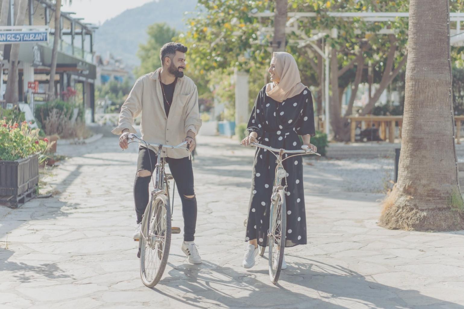 Ambiente di lavoro sereno con persona che gestisce equilibrio tra attività professionali e benessere personale